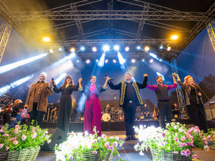 Flo & Friends auf der Bühne im Schloss Benkhausen