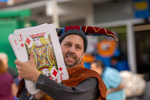Ein Artist zeigt übergroße Spielkarten beim Stadtspektakel in Lübbecke