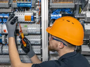 Industrial Electrician in Melbourne