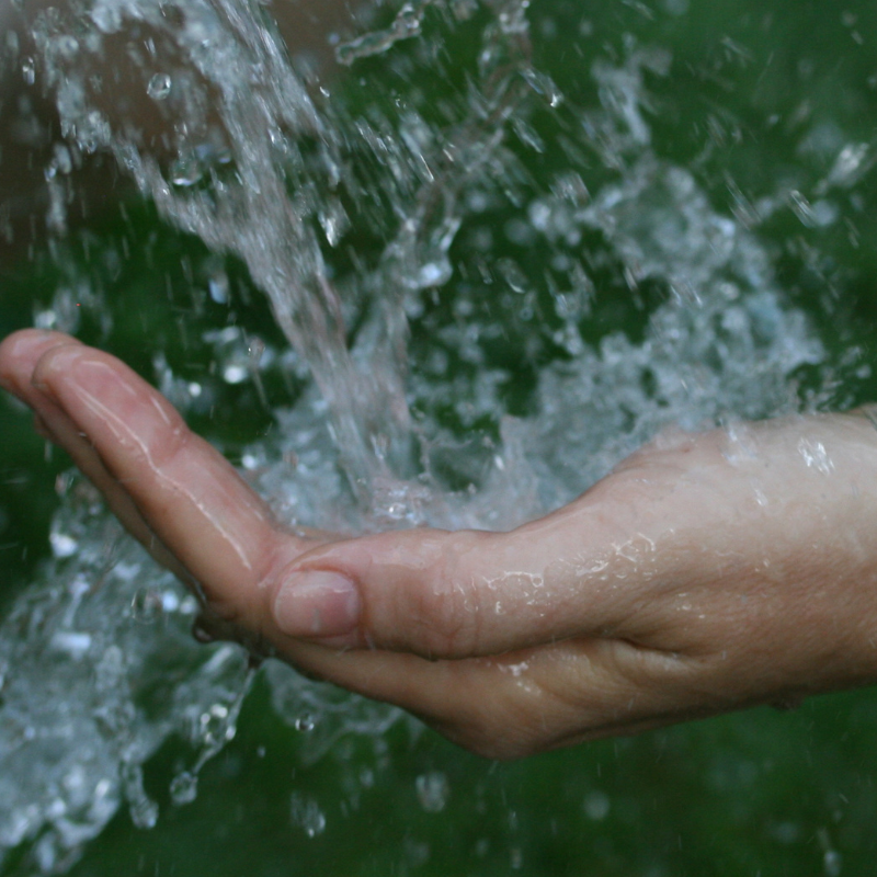 Thumbnail: Een hand met water; hydrotherapie binnen het therapeutisch vasten