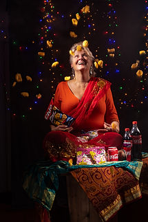 Studio opname, tableau vivant met levende boeddha op een tafel.