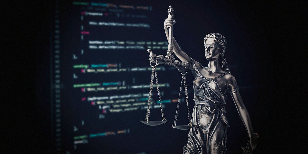 Estátua da deusa da justiça em frente a códigos numa tela