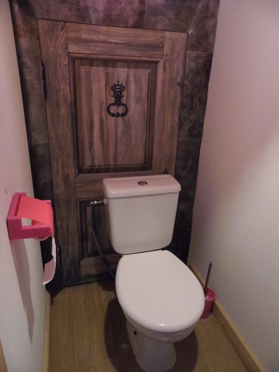 Derrière les toilettes...