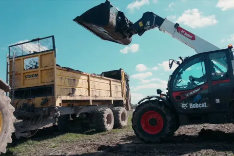 20220411-hp-carousel-video-new-r-series-telehandlers-and-telescopic-loaders-are-here.webp