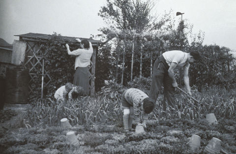 Jardinage en famille, Île-de-France, 1930-1940.