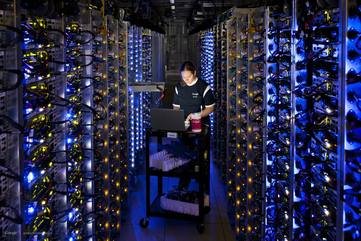 google-datacenter-people-02.webp