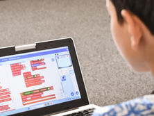 Crianças a programar um jogo Scratch com a Junicoders