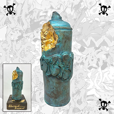 Bombe en bronze patiné bleue avec déformations aléatoires et cavités dorées sur socle en bois – œuvre de Baho, 2025.