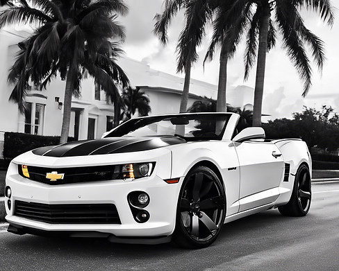 Camaro decappottabile bianca con cerchi neri a miami.jpg