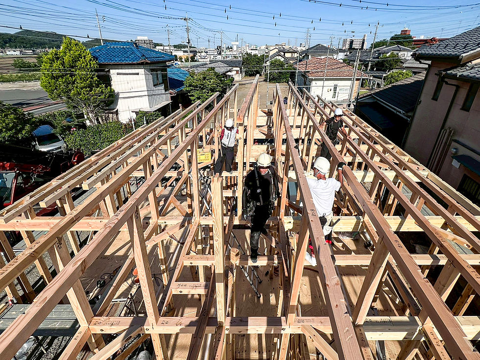 太田市MO様邸の上棟工事。梁や桁が組み上がり、屋根の骨組みとなる小屋組みの施工へ進んでいる様子。