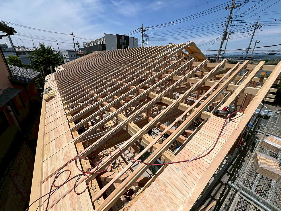 太田市MO様邸の上棟工事。軒天井として見える部分に、化粧野地の丁寧な加工が施されている様子。