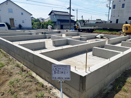 伊勢崎市I様邸の基礎工事が完了し、上棟を待つ基礎全体の様子