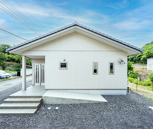 丸太梁と薪ストーブの平屋