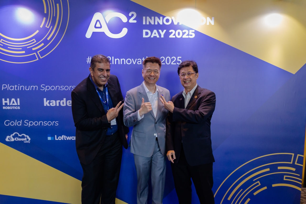Malik Ali Murad, YangUei Aw, and CS Chin, chairman of SME Association Malaysia, taking photo together celebrating.