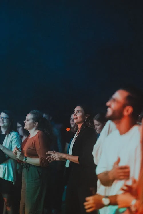 équitable pour tous : jeune femme au milieu d'une foule
