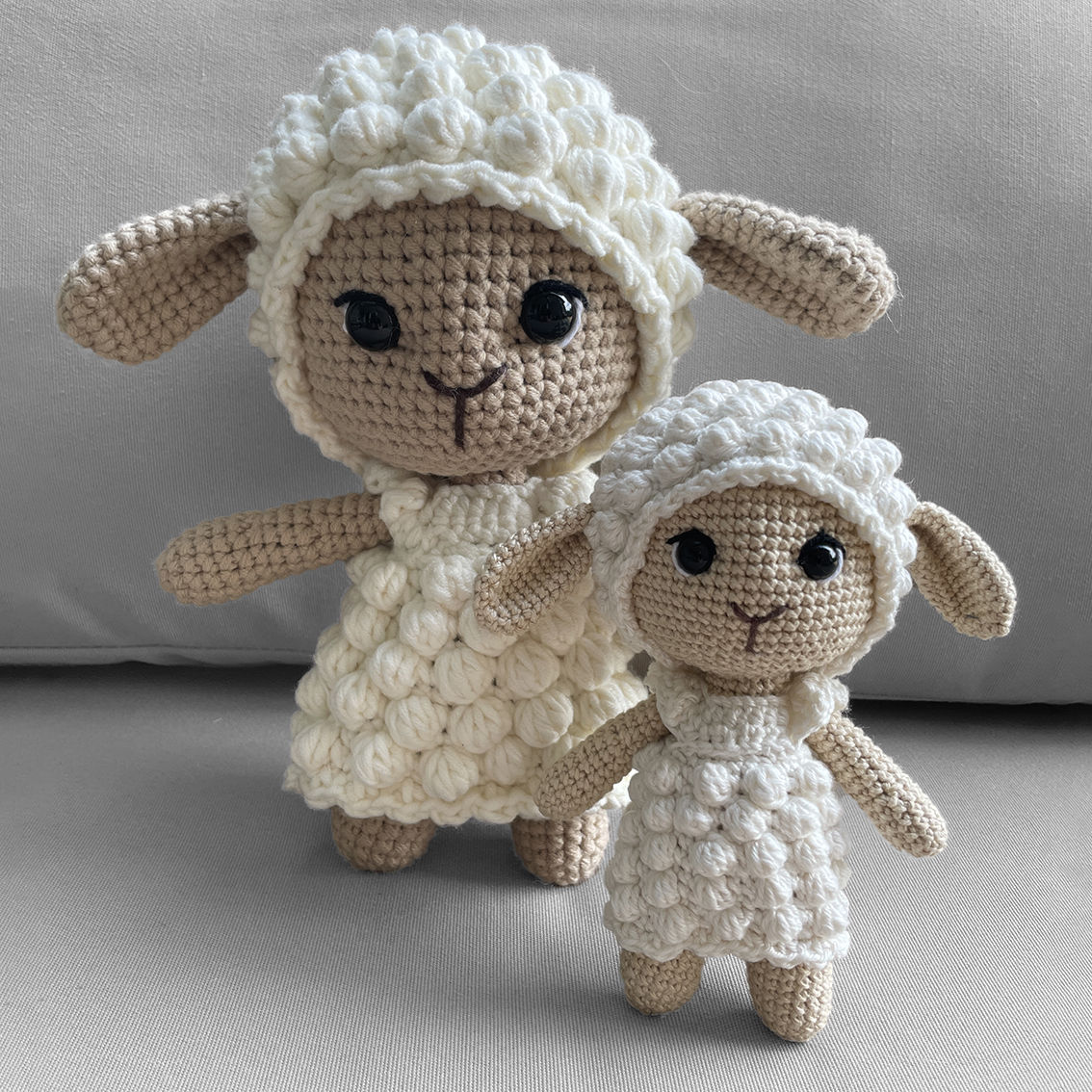 Peluche de brebis en robe