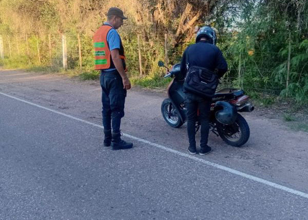 Tres detenidos y una moto retenida en un operativo policial en Rama Caída