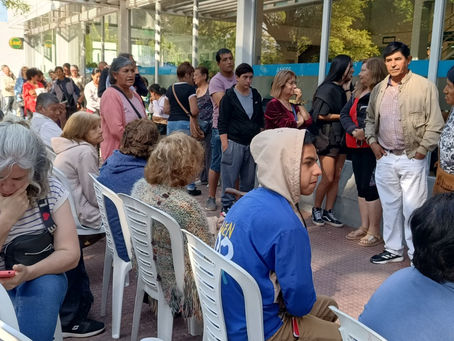 Equipos municipales colaboran con las personas mayores que cobran sus haberes