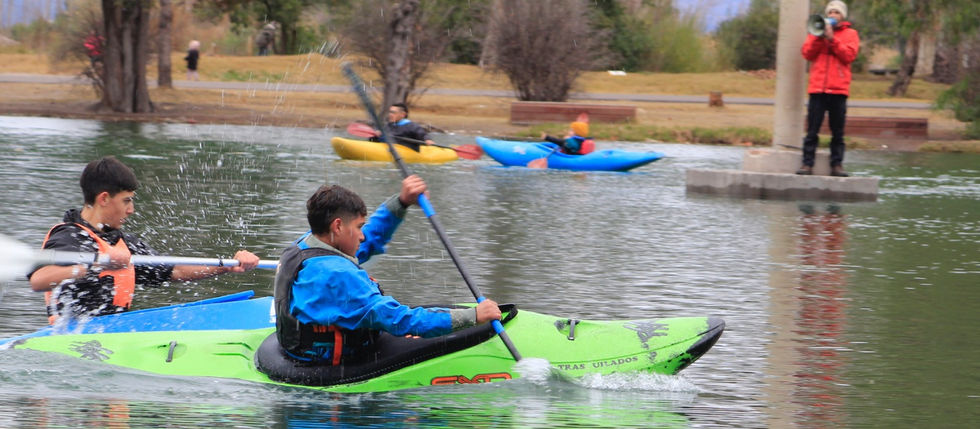 NI EL FRÍO DETUVO LA AVENTURA: GRAN JORNADA DE KAYAK Y RAFTING EN LA LAGUNA DEL PARQUE MARIANO MORENO