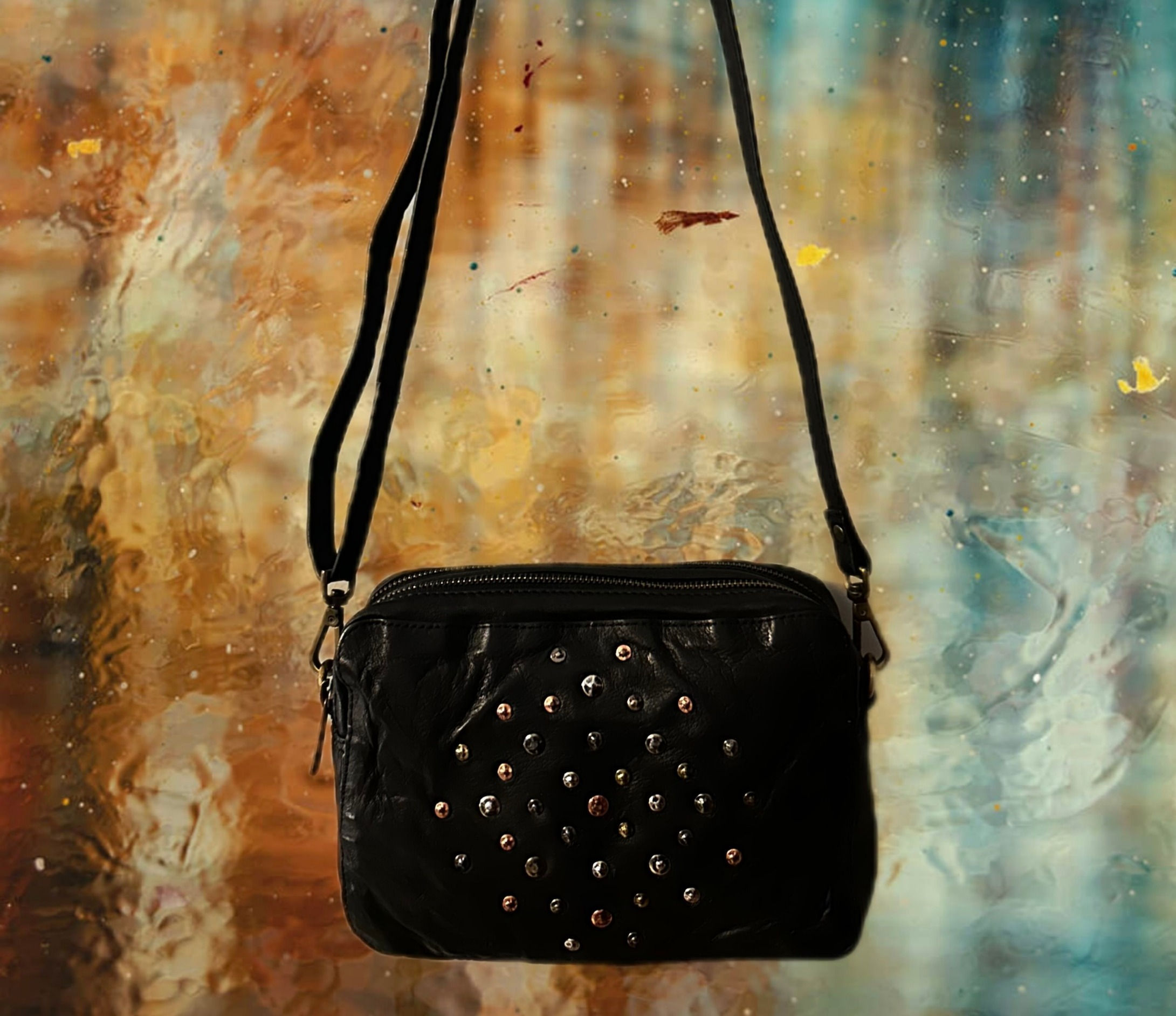 Bandolera negra con tachuelas