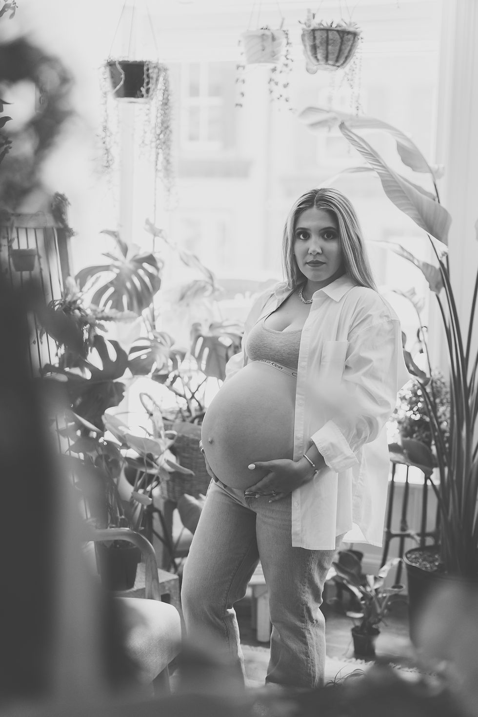 indoor maternity photoshoot