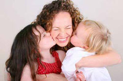 abrazo-madre-e-hijos.jpg