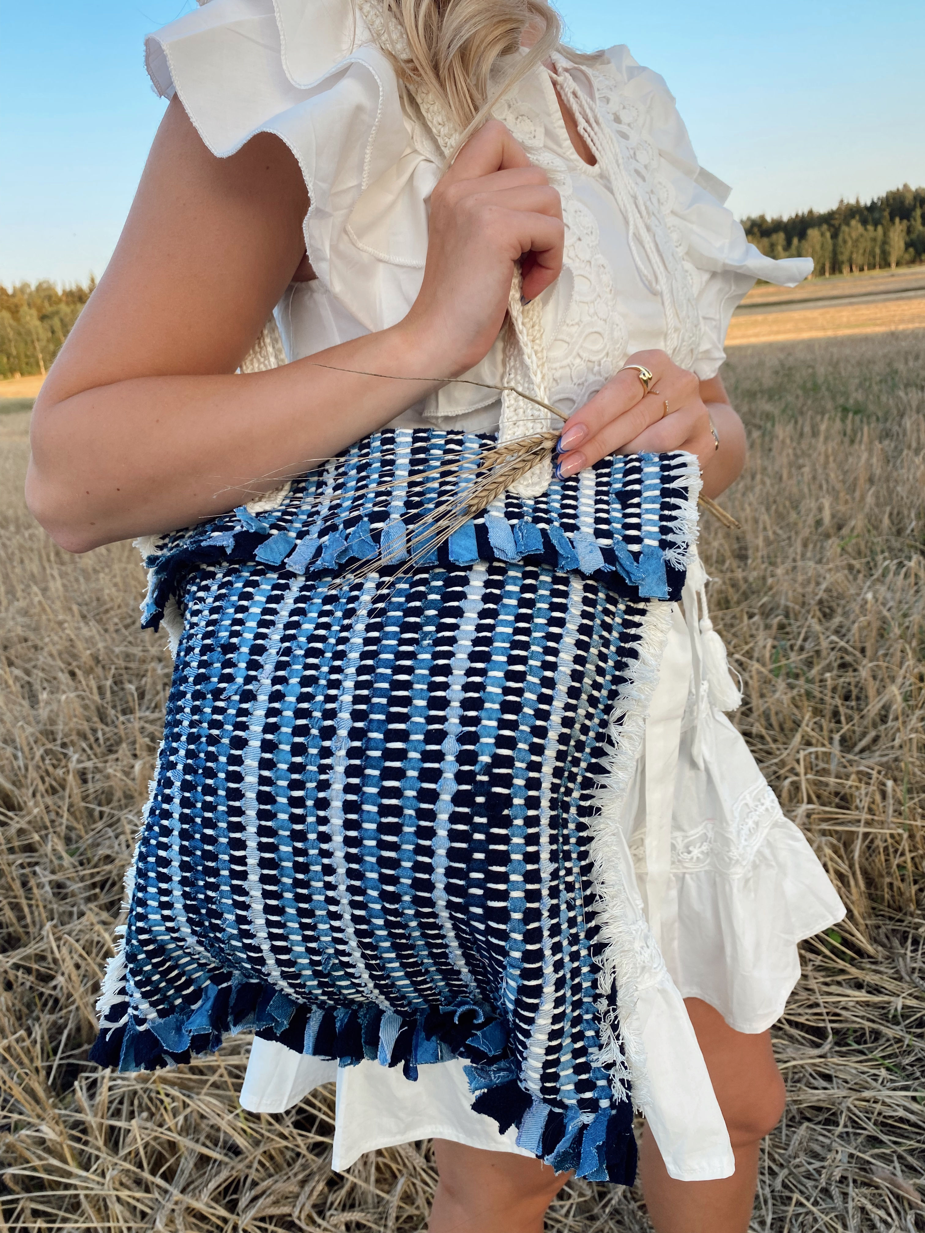 MOTERIŠKA RANKINĖ PAGAMINTA IŠ ANTRINIŲ ŽALIAVŲ