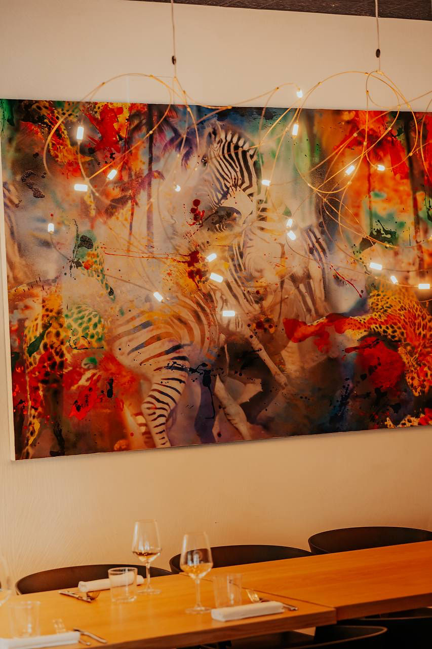 Opera d’arte contemporanea con animali nella sala principale del Ristorante Ego