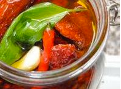 Tomates en oliva con albahaca
