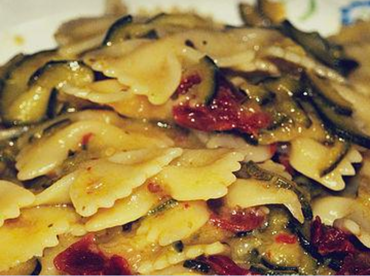 Pasta con zucchinis disecados