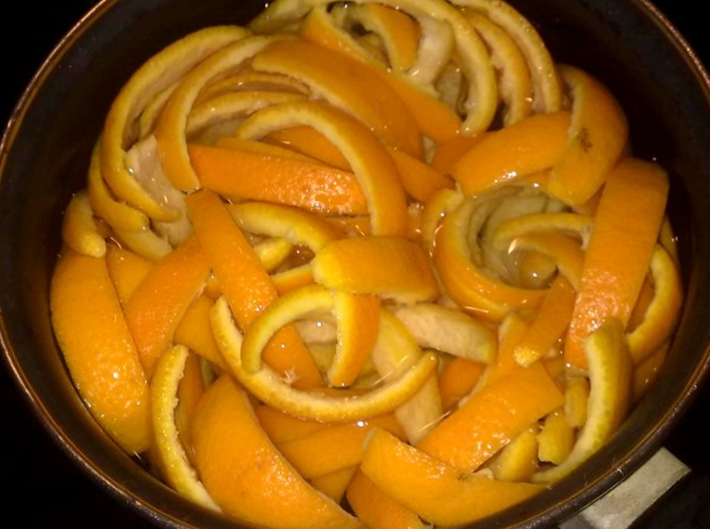 Cascaritas de naranja en pleno reciclado