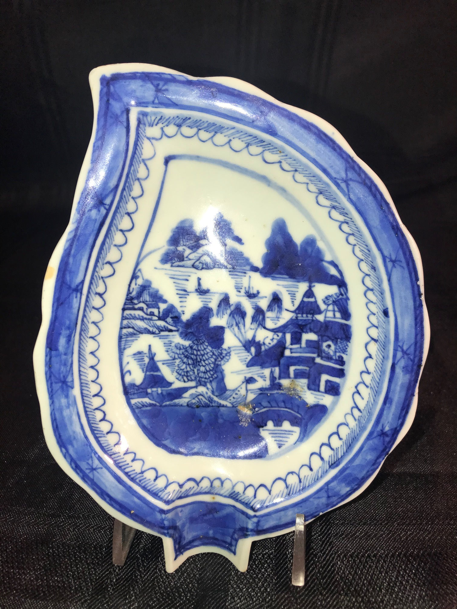 CANTON EXPORT BLUE & WHITE LEAF PLATE