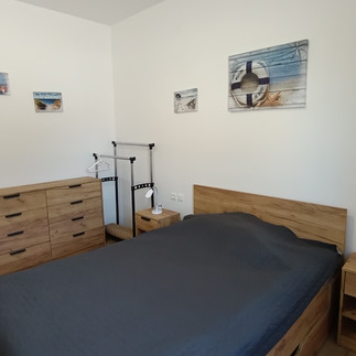 Moderní apartmán v Premantuře s krytou terasou, společným bazénem, parkovacím místem a středomořským designem, ideální pro rekreaci i investici.