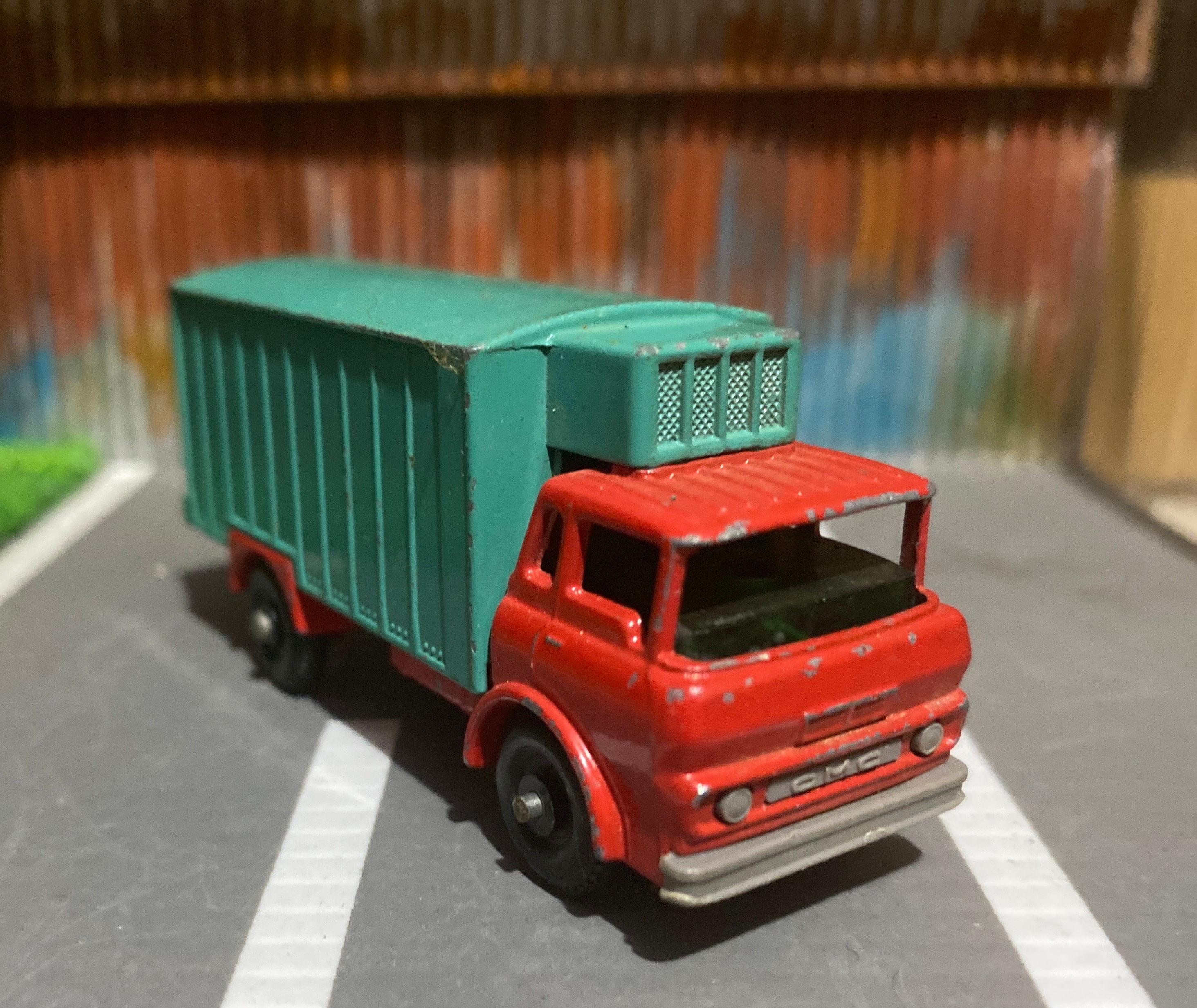 Refrigerator truck