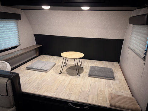 トレーラハウス室内の小上がり部分