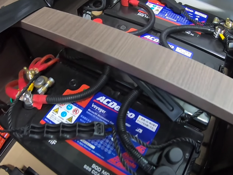 キャンピングカーのサブバッテリー交換時期について