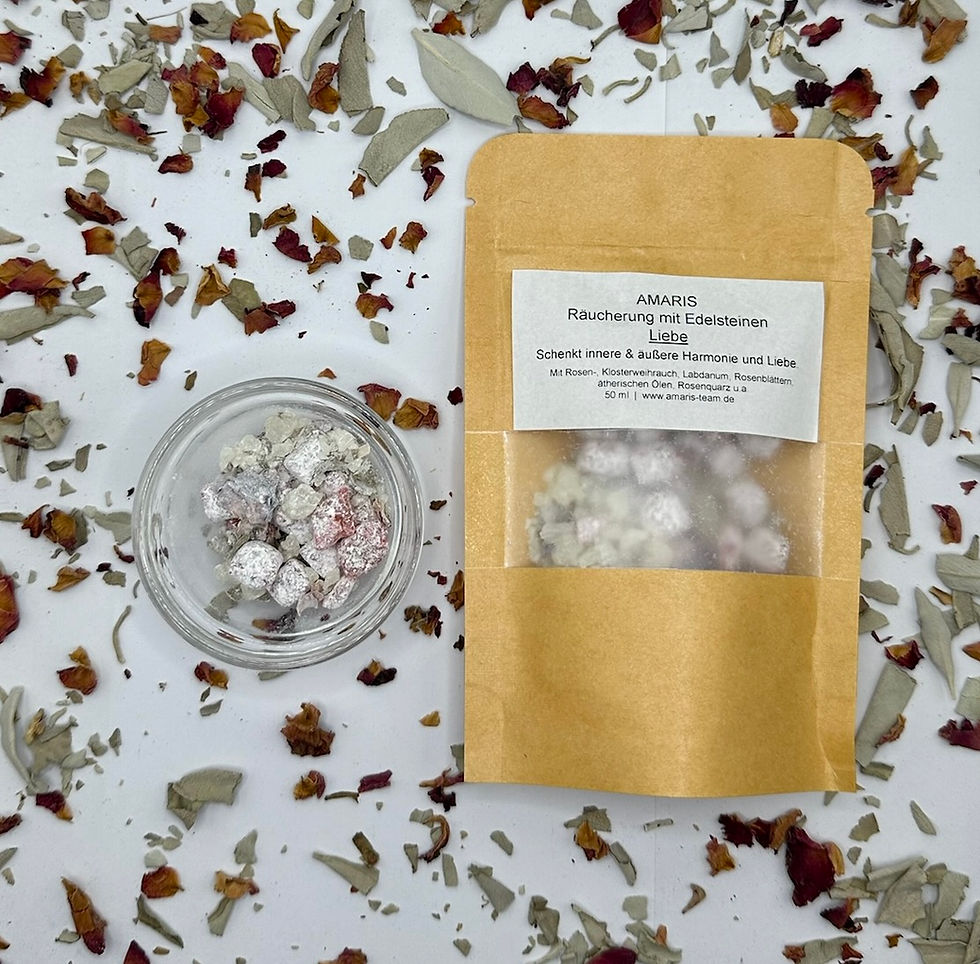 Päckchen & Glas mit Text: Amaris Überraschungstüte, Kräuter, Blüten, Hintergrund. Amaris