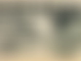 受話器二つを左右の耳に当てて、リスナーの話題に耳を傾ける若き小堀勝啓