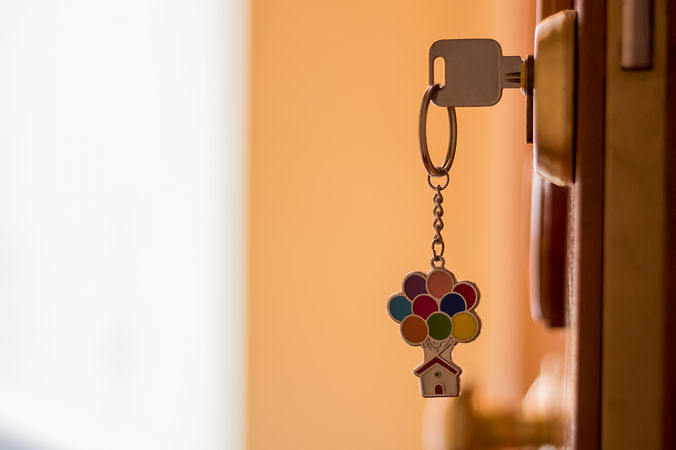 key-with-a-keychain-of-a-house-with-colored-balloo-2023-11-27-05-16-50-utc.jpg