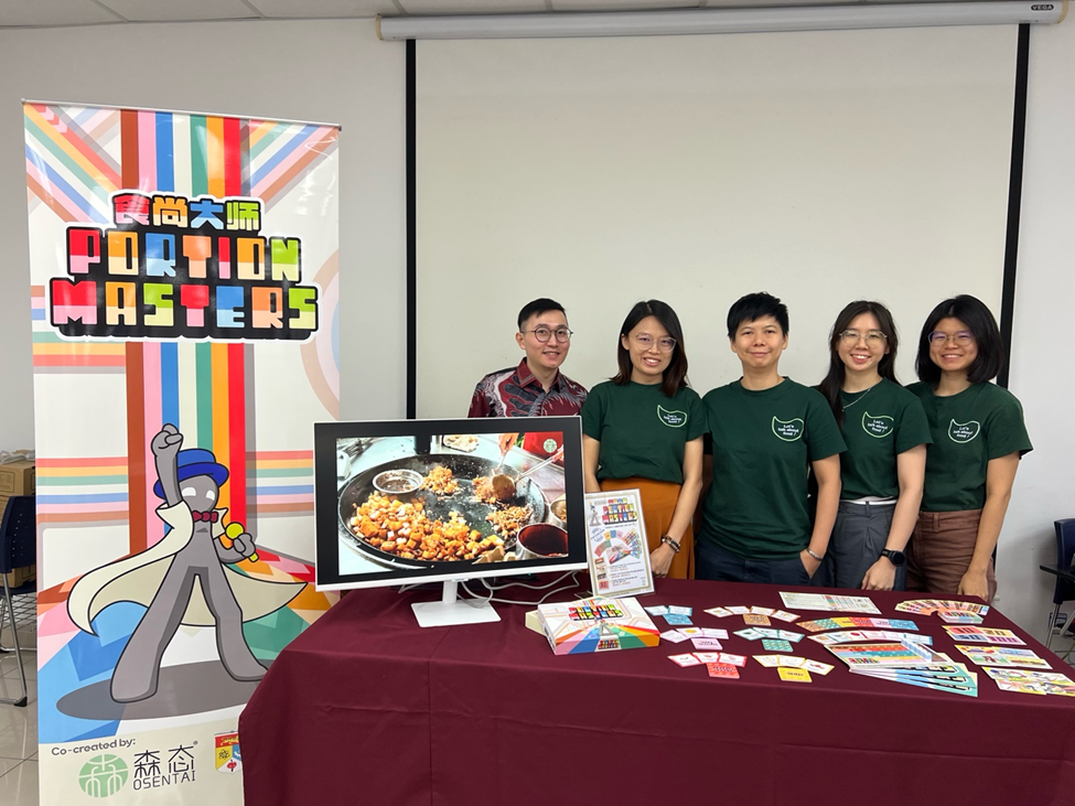 图为游易兴博士(左一)和森态工作室创办人胡静怡(左三)及团队合照