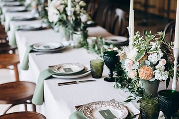 Decorating the wedding table in winter theme