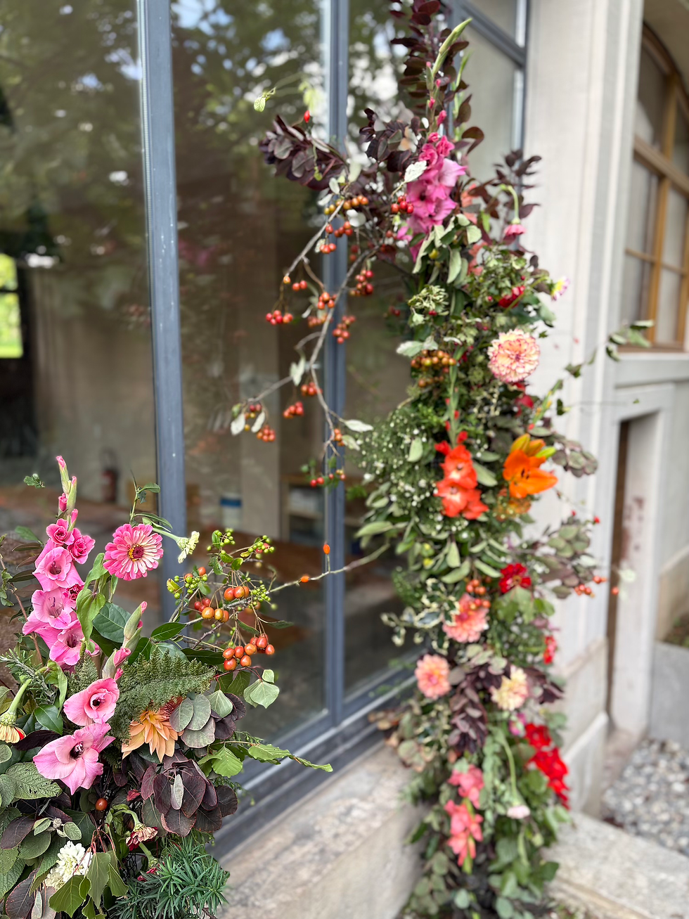 Herbstlicher Blumenbogen