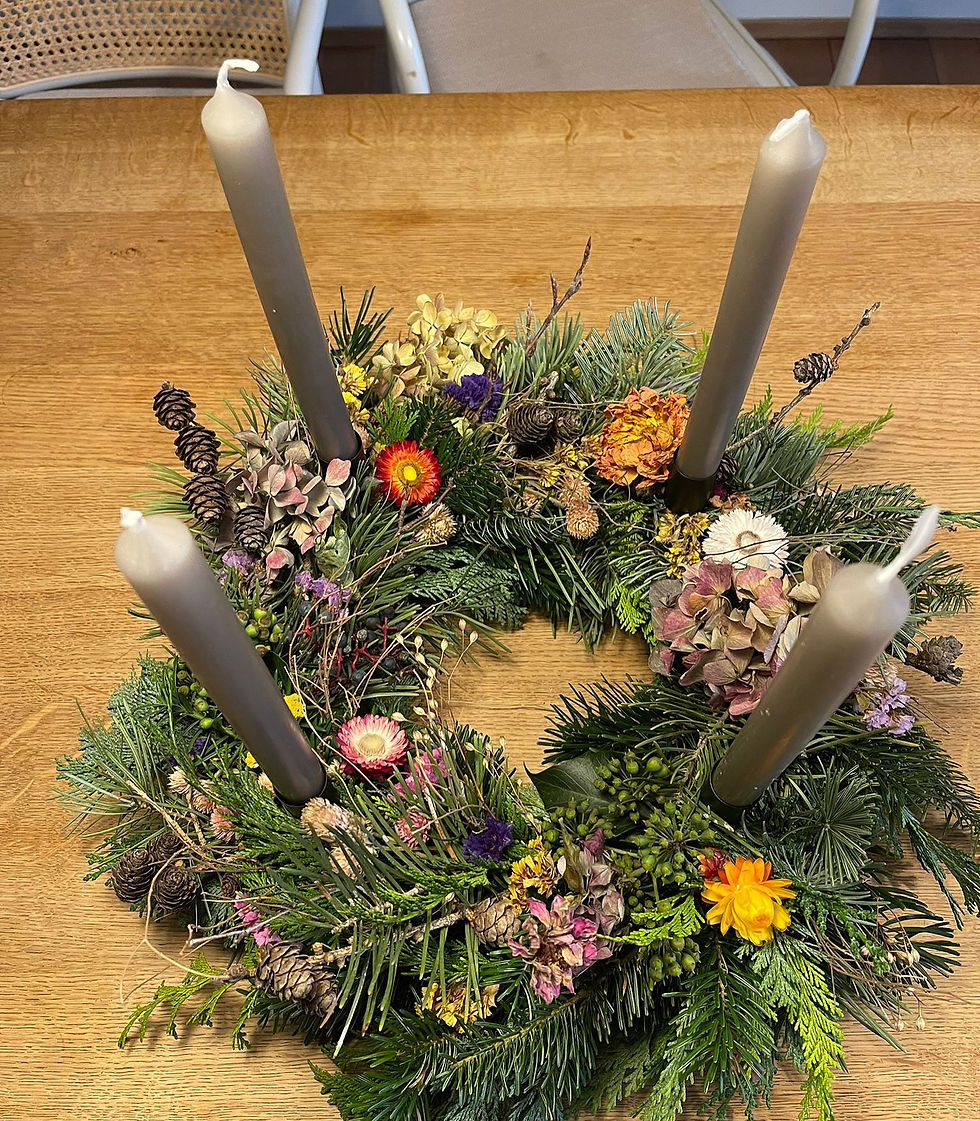 Adventskranz mit Kerzen