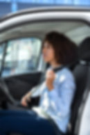 mulher-de-tiro-medio-trabalhando-como-motorista.jpg