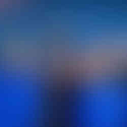 Jan Ras (rechts) en collega Henri Brands voor de grote foto van de Urker vuurtoren in de kantine van