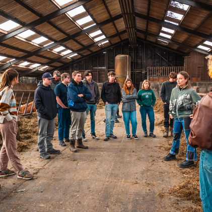 De groep studenten bij de Stadsboerderij