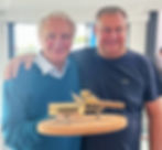 Foto des Firmengründers und seinem Sohn bei der Betriebsübergabe