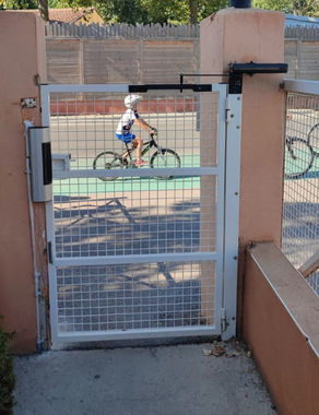Intervention sur le portillon d'un camping à Marseillan Plage
