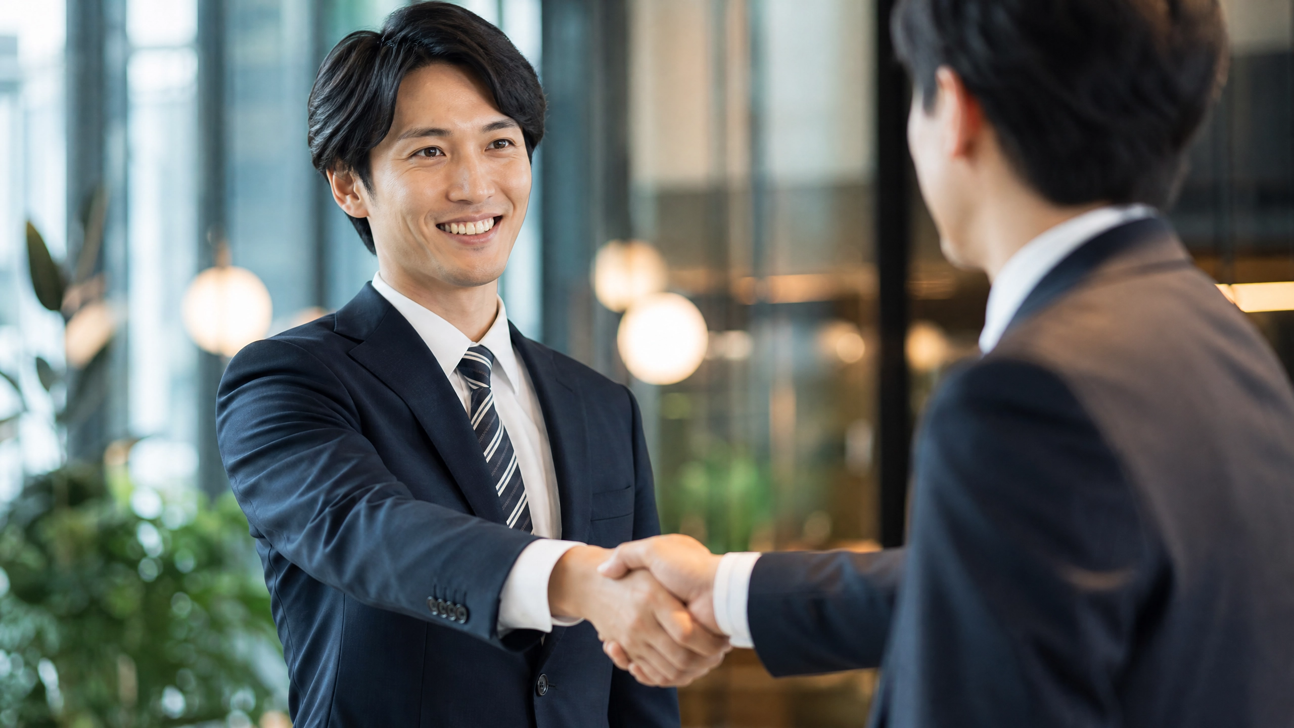 握手するビジネスウーマンと男性