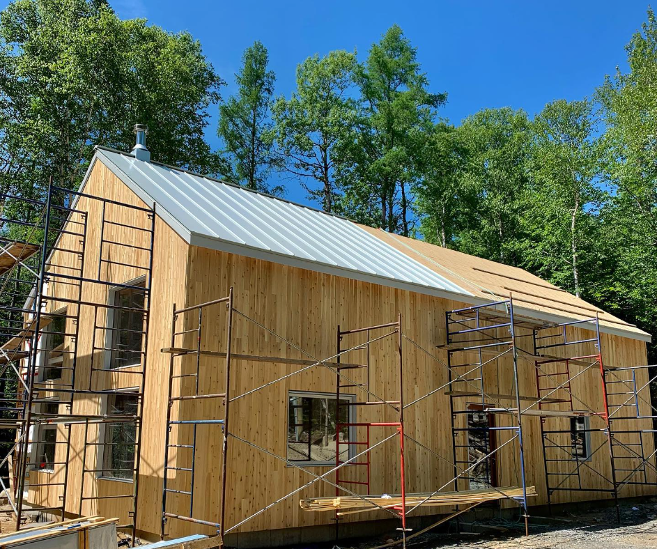 Vue en plongée d'un chantier de construction avec des plans et des outils